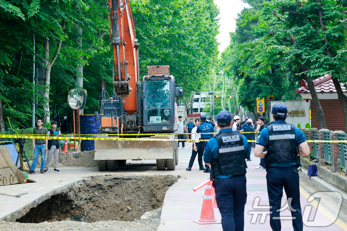 (서울=뉴스1) 안은나 기자 = 27일 매몰 사고로 60대 남성 작업자 1명이 사망한 서울 강남구 수서역 인근의 한 아파트 배관 공사 현장이 통제되고 있다. 2026.5.27/뉴스 …