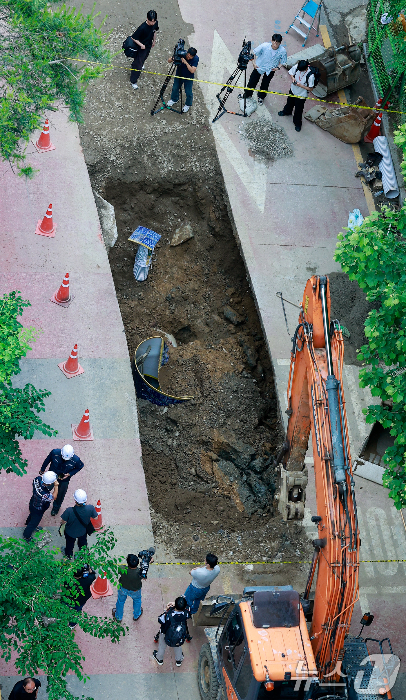(서울=뉴스1) 안은나 기자 = 27일 매몰 사고로 60대 남성 작업자 1명이 사망한 서울 강남구 수서역 인근의 한 아파트 배관 공사 현장이 통제되고 있다. 2026.5.27/뉴스 …