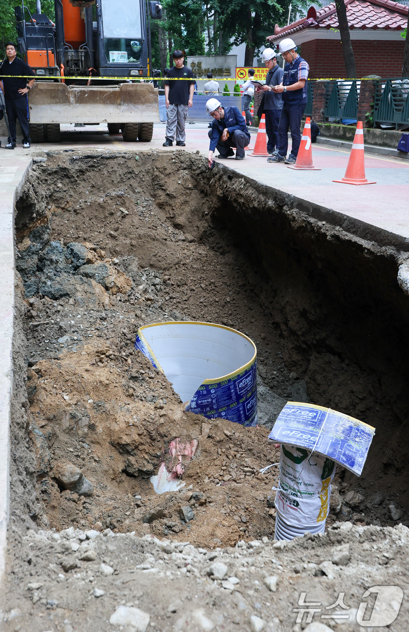 (서울=뉴스1) 안은나 기자 = 27일 매몰 사고로 60대 남성 작업자 1명이 사망한 서울 강남구 수서역 인근의 한 아파트 배관 공사 현장이 통제되고 있다. 2026.5.27/뉴스 …