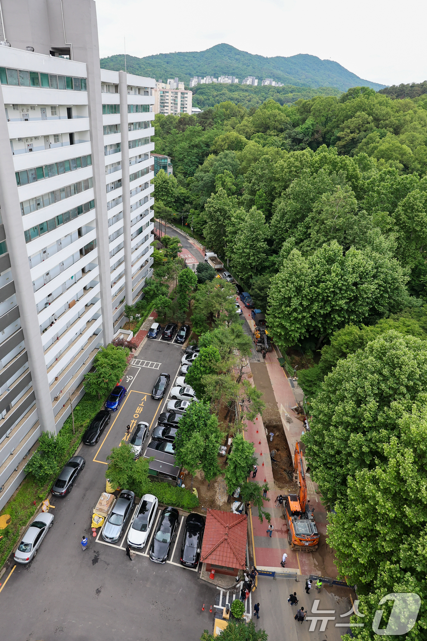 (서울=뉴스1) 안은나 기자 = 27일 매몰 사고로 60대 남성 작업자 1명이 사망한 서울 강남구 수서역 인근의 한 아파트 배관 공사 현장이 통제되고 있다. 2026.5.27/뉴스 …