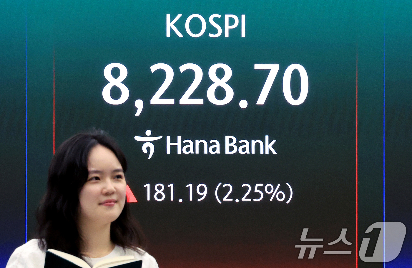 (서울=뉴스1) 이호윤 기자 = 코스피 지수가 연일 종가 기준 역대 최고치를 기록한 27일 서울 중구 하나은행 본점 딜링룸에 종가가 표시되고 있다. 이날 코스피는 전 거래일보다 1 …
