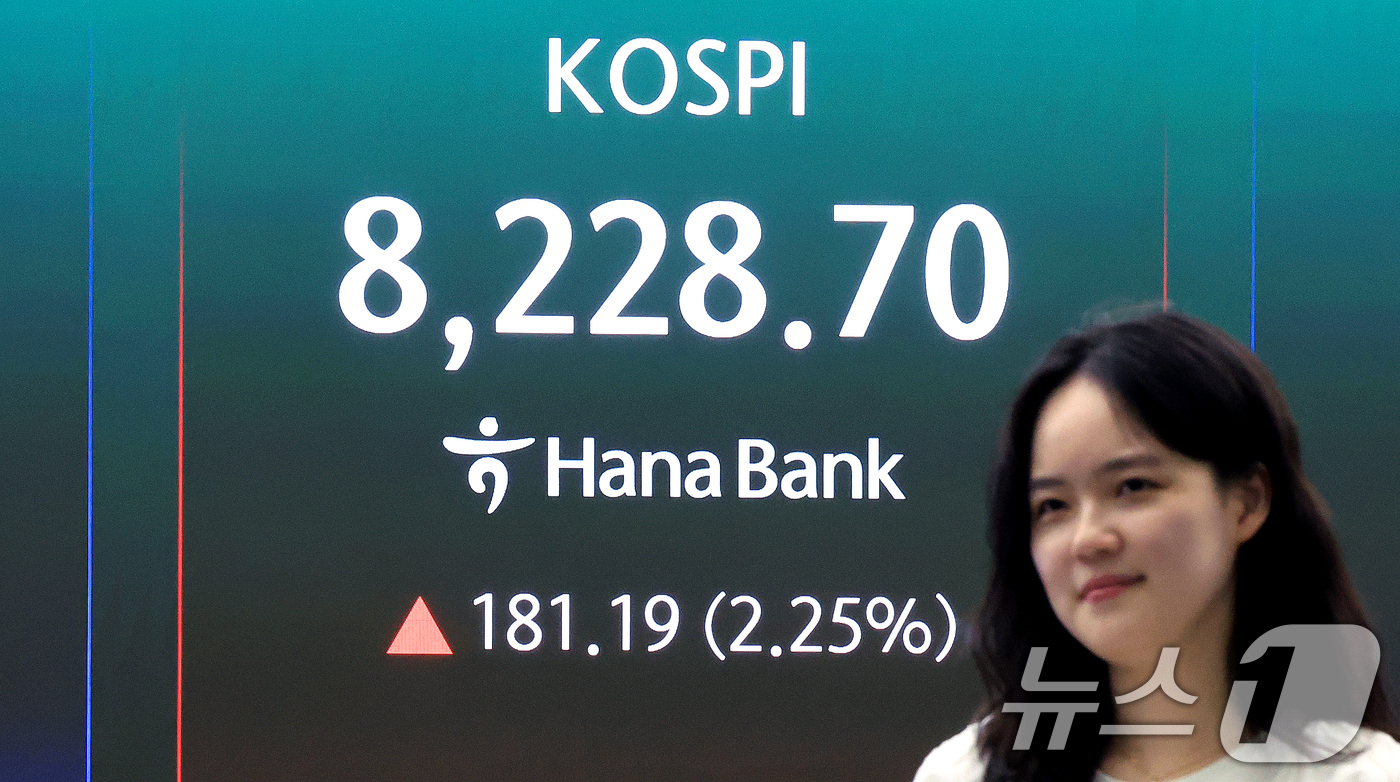 (서울=뉴스1) 이호윤 기자 = 코스피 지수가 연일 종가 기준 역대 최고치를 기록한 27일 서울 중구 하나은행 본점 딜링룸에 종가가 표시되고 있다. 이날 코스피는 전 거래일보다 1 …