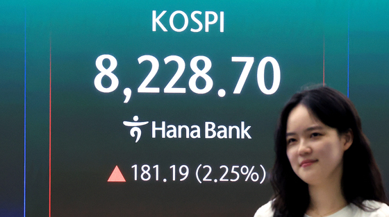 코스피, 8228선 마감…'삼전닉스'가 끌고 간 사상 최고치[시황종합]