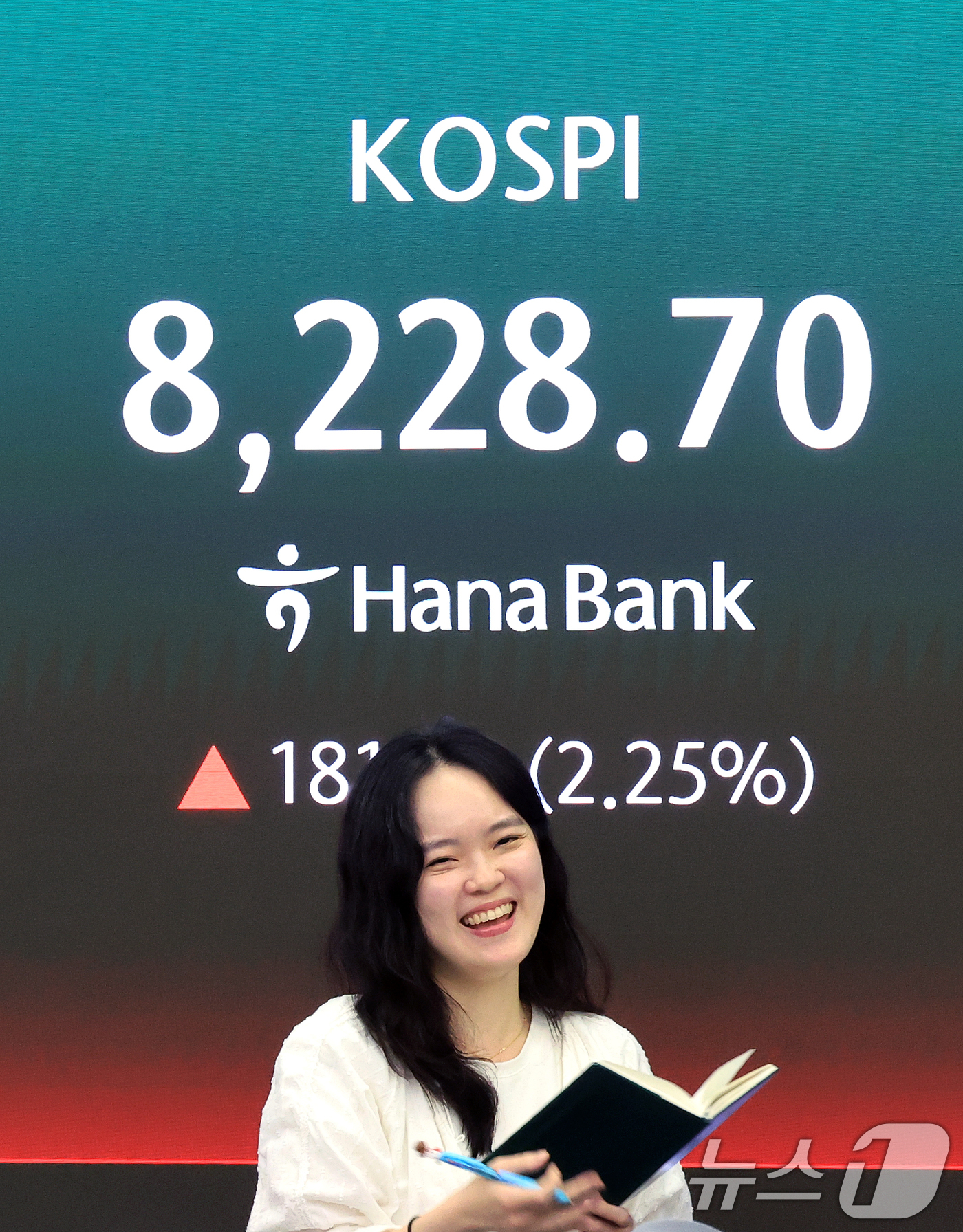 (서울=뉴스1) 이호윤 기자 = 코스피 지수가 연일 종가 기준 역대 최고치를 기록한 27일 서울 중구 하나은행 본점 딜링룸에 종가가 표시되고 있다. 이날 코스피는 전 거래일보다 1 …