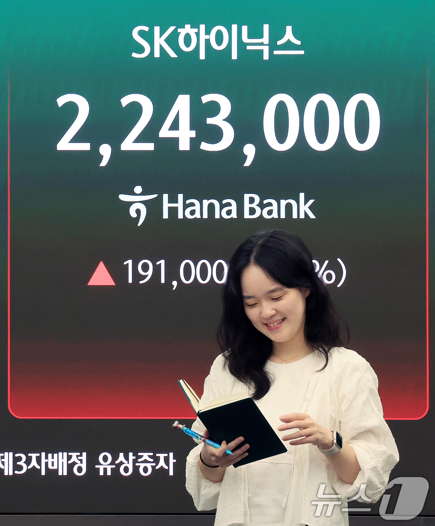 (서울=뉴스1) 이호윤 기자 = 삼성전자와 SK하이닉스가 레버리지 상장지수펀드(ETF)에 출시된 27일 서울 중구 하나은행 딜링룸 현황판에 종가가 표시되고 있다. 이날 삼성전자는 …