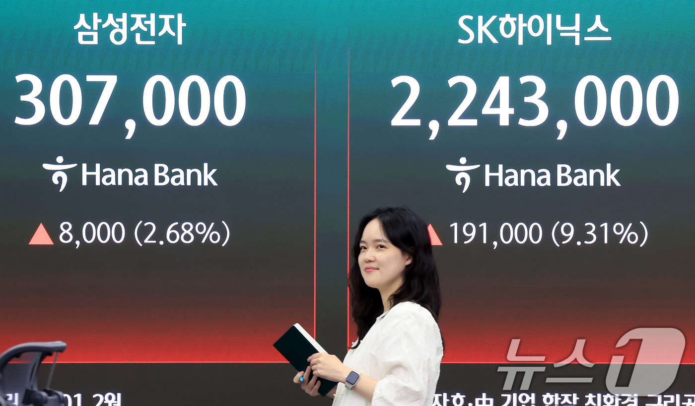 (서울=뉴스1) 이호윤 기자 = 삼성전자와 SK하이닉스가 레버리지 상장지수펀드(ETF)에 출시된 27일 서울 중구 하나은행 딜링룸 현황판에 종가가 표시되고 있다. 이날 삼성전자는 …