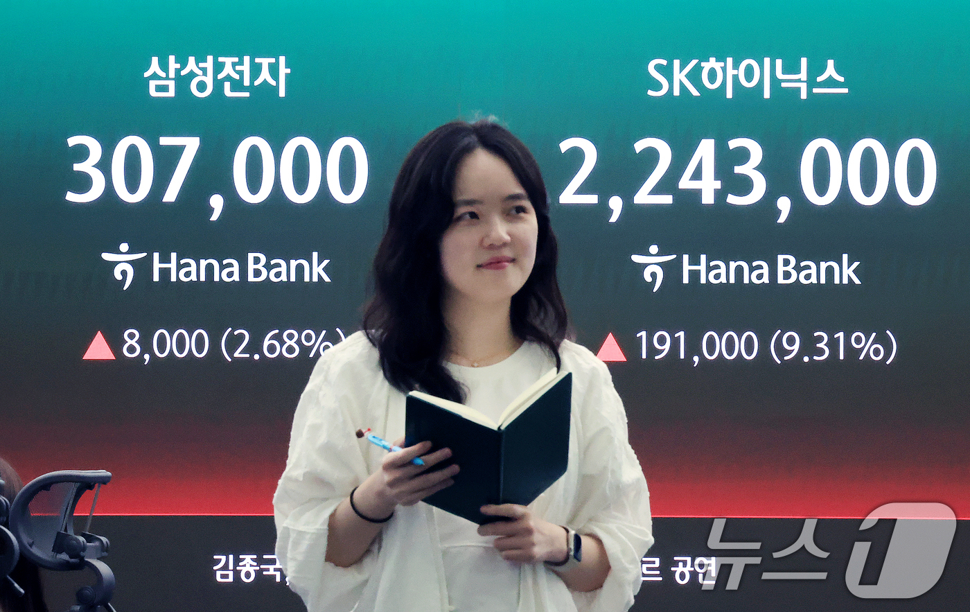 (서울=뉴스1) 이호윤 기자 = 삼성전자와 SK하이닉스가 레버리지 상장지수펀드(ETF)에 출시된 27일 서울 중구 하나은행 딜링룸 현황판에 종가가 표시되고 있다. 이날 삼성전자는 …