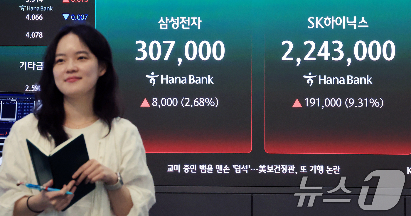 (서울=뉴스1) 이호윤 기자 = 삼성전자와 SK하이닉스가 레버리지 상장지수펀드(ETF)에 출시된 27일 서울 중구 하나은행 딜링룸 현황판에 종가가 표시되고 있다. 이날 삼성전자는 …