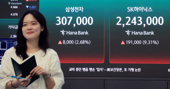 'ETF 상장 효과'···상승 마감한 삼성전자와 하이닉스