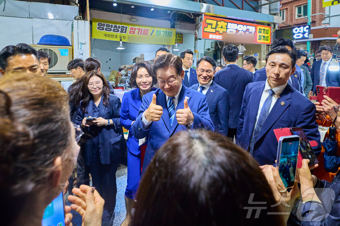 (부산=뉴스1) 허경 기자 = 이재명 대통령과 김혜경 여사가 27일 부산 남항시장을 방문해 상인들과 인사하고 있다. (청와대 제공. 재판매 및 DB 금지) 2026.5.27/뉴스1 …