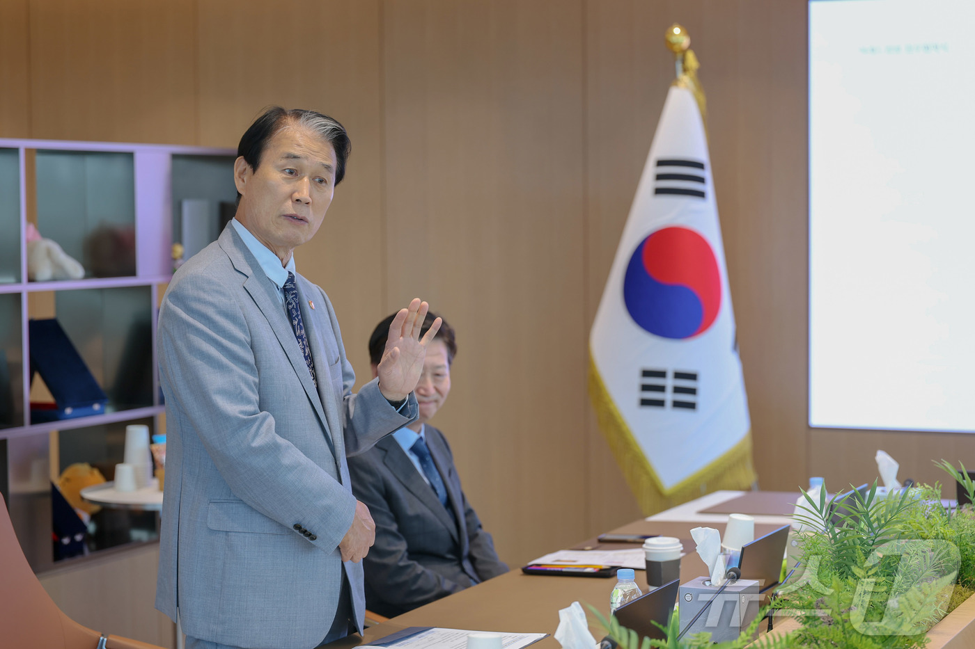 (서울=뉴스1) = 권오을 국가보훈부 장관이 27일 오후 경기도 성남 카카오뱅크에서 열린 국가보훈부-카카오뱅크-청소년그루터기재단 업무협약식에서 인사말을 하고 있다. (국가보훈부 제 …