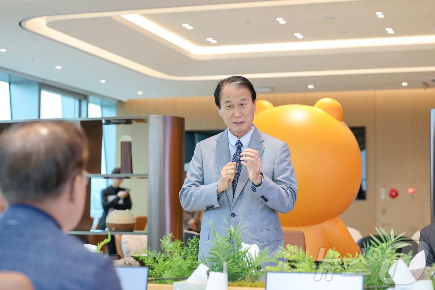 (서울=뉴스1) = 권오을 국가보훈부 장관이 27일 오후 경기도 성남 카카오뱅크에서 열린 국가보훈부-카카오뱅크-청소년그루터기재단 업무협약식에서 인사말을 하고 있다. (국가보훈부 제 …
