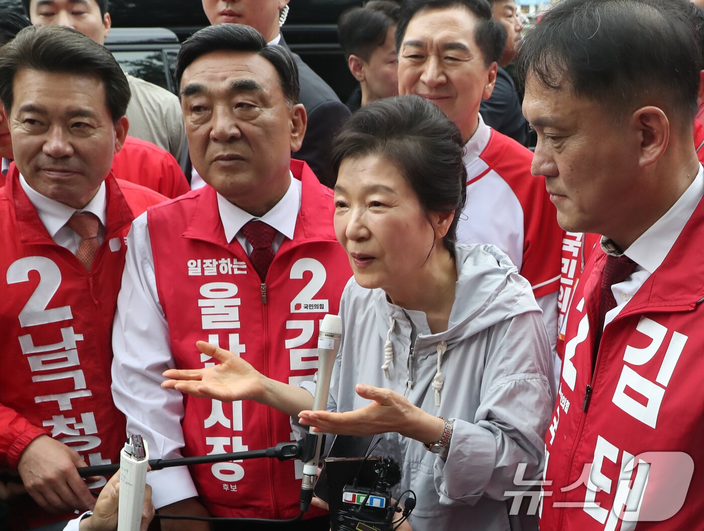 본문 이미지 - 박근혜 전 대통령이 27일 울산 남구 신정시장을 방문해 6·3 지방선거 국민의힘 후보 지원을 호소하고 있다. 2026.5.27 ⓒ 뉴스1 조민주 기자