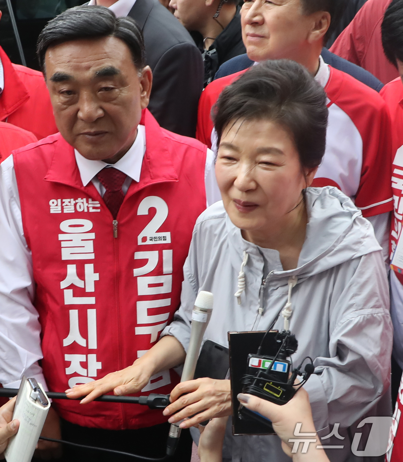 (울산=뉴스1) 조민주 기자 = 박근혜 전 대통령이 27일 울산 남구 신정시장에서 6·3 지방선거 국민의힘 후보 지원을 호소하고 있다. 2026.5.27/뉴스1