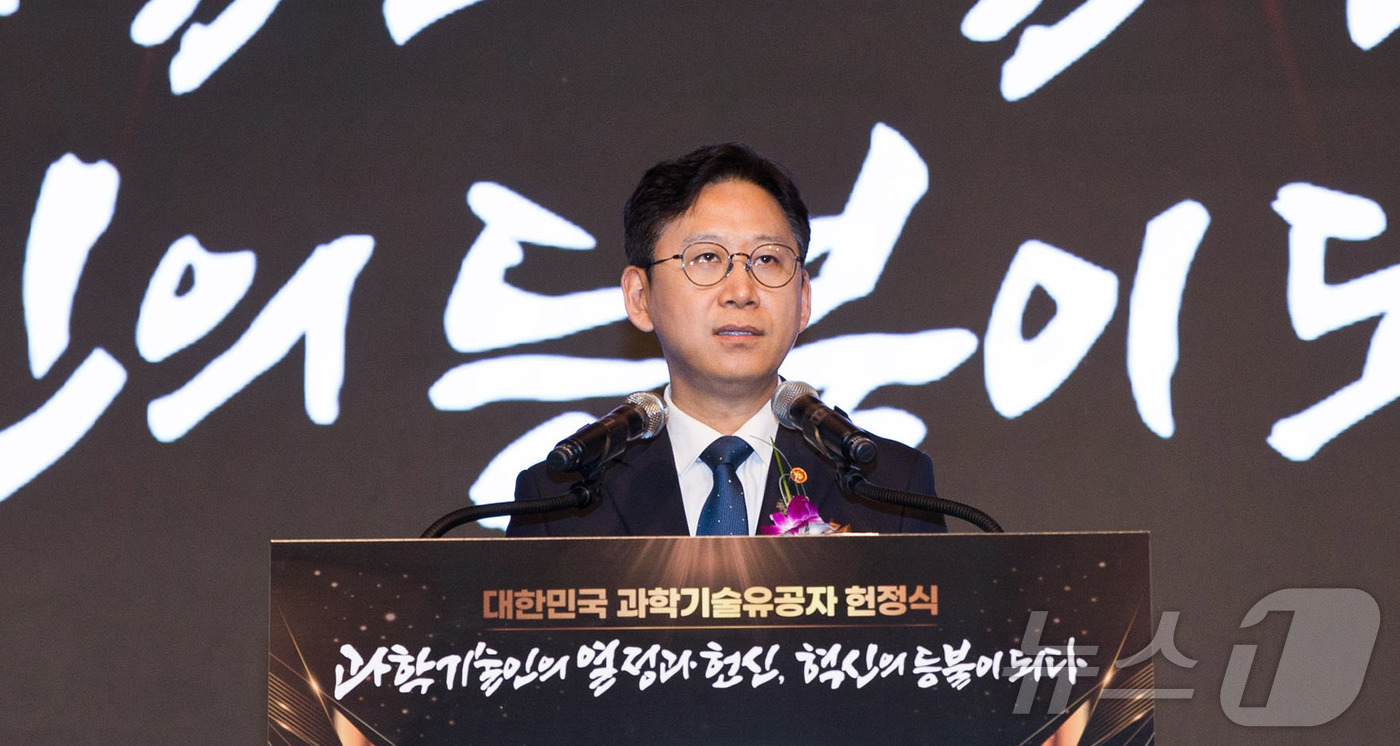 (서울=뉴스1) = 배경훈 부총리 겸 과학기술정보통신부 장관이 27일 오후 서울 중구 웨스틴조선호텔에서 열린 '대한민국 과학기술유공자 헌정식' 에서 기념사를 하고 있다. (과학기술 …