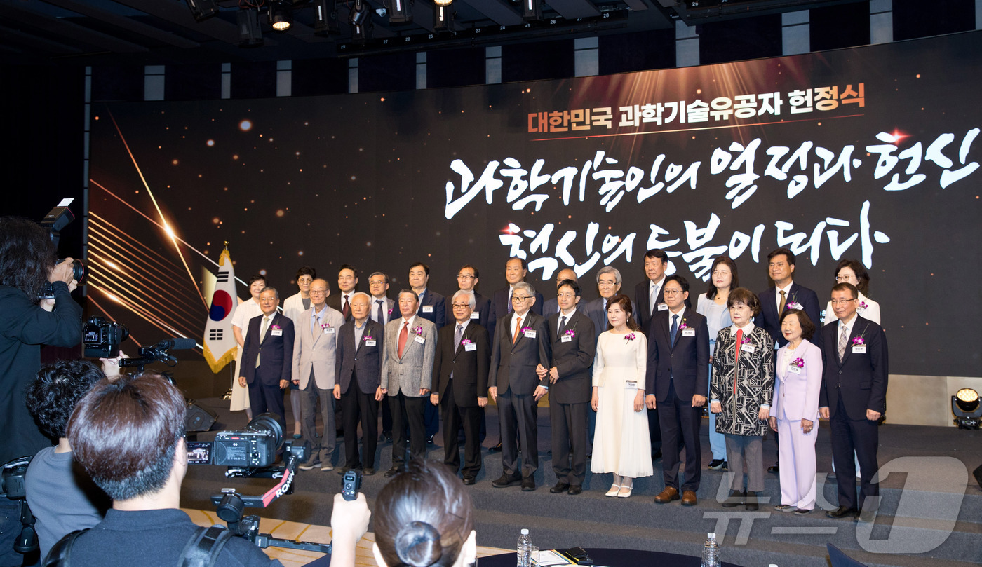(서울=뉴스1) = 배경훈 부총리 겸 과학기술정보통신부 장관이 27일 오후 서울 중구 웨스틴조선호텔에서 열린 '대한민국 과학기술유공자 헌정식' 에서 참석자들과 기념 촬영을 하고 있 …