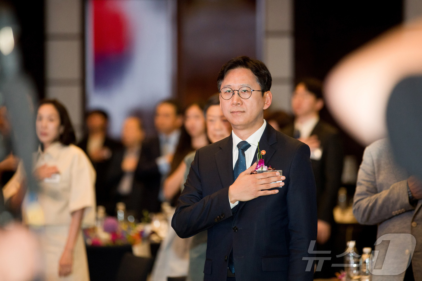 (서울=뉴스1) = 배경훈 부총리 겸 과학기술정보통신부 장관이 27일 오후 서울 중구 웨스틴조선호텔에서 열린 '대한민국 과학기술유공자 헌정식' 에서 국민의례를 하고 있다. (과학기 …