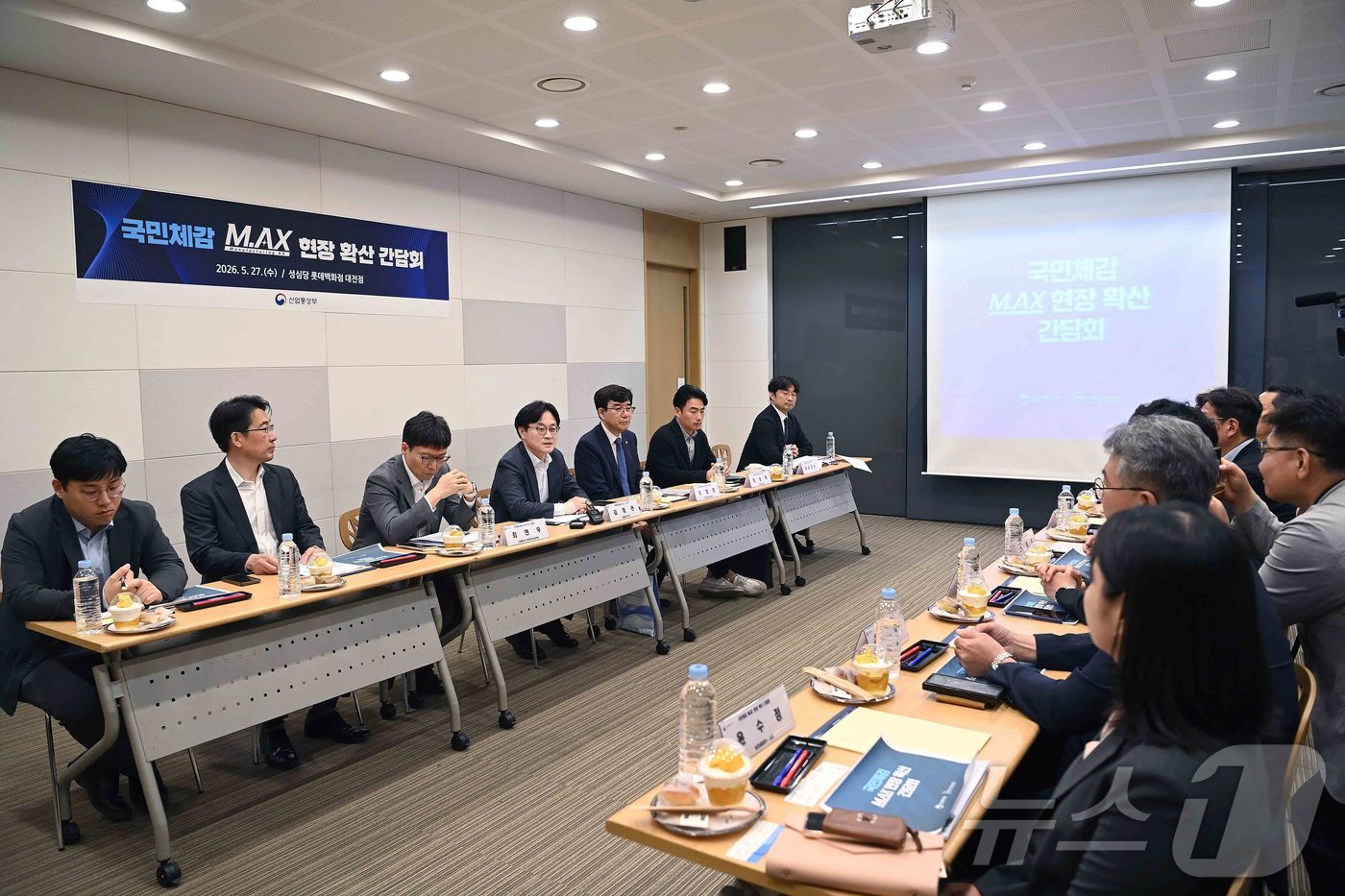 (서울=뉴스1) = 김정관 산업통상부 장관이 27일 오전 대전 서구 성심당 롯데백화전 대전점에서 열린 국민체감 제조 AI 현장 확산 간담회에서 인사말을 하고 있다. (산업통상부 제 …