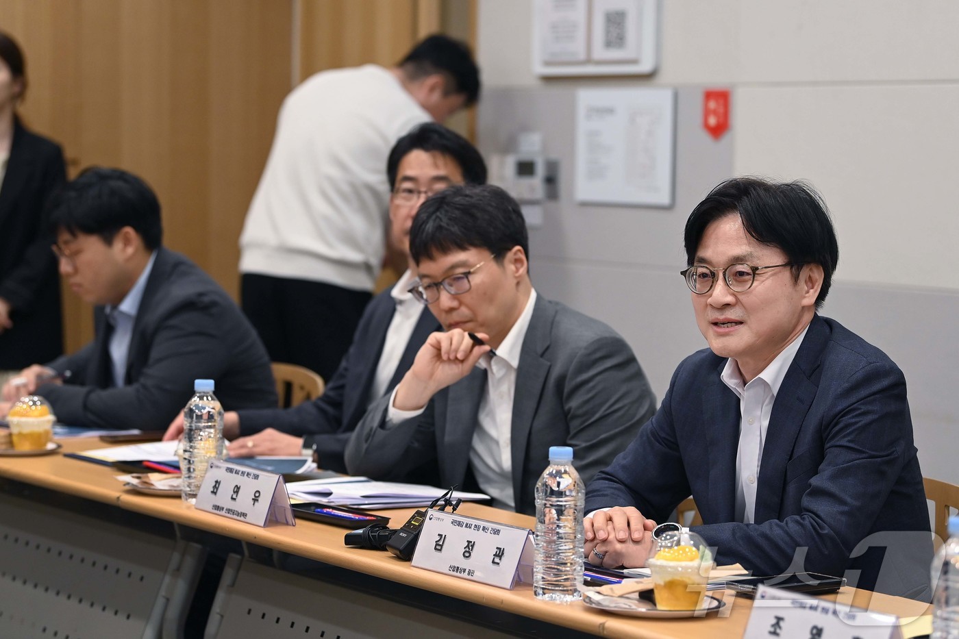 (서울=뉴스1) = 김정관 산업통상부 장관이 27일 오전 대전 서구 성심당 롯데백화전 대전점에서 열린 국민체감 제조 AI 현장 확산 간담회에서 인사말을 하고 있다. (산업통상부 제 …