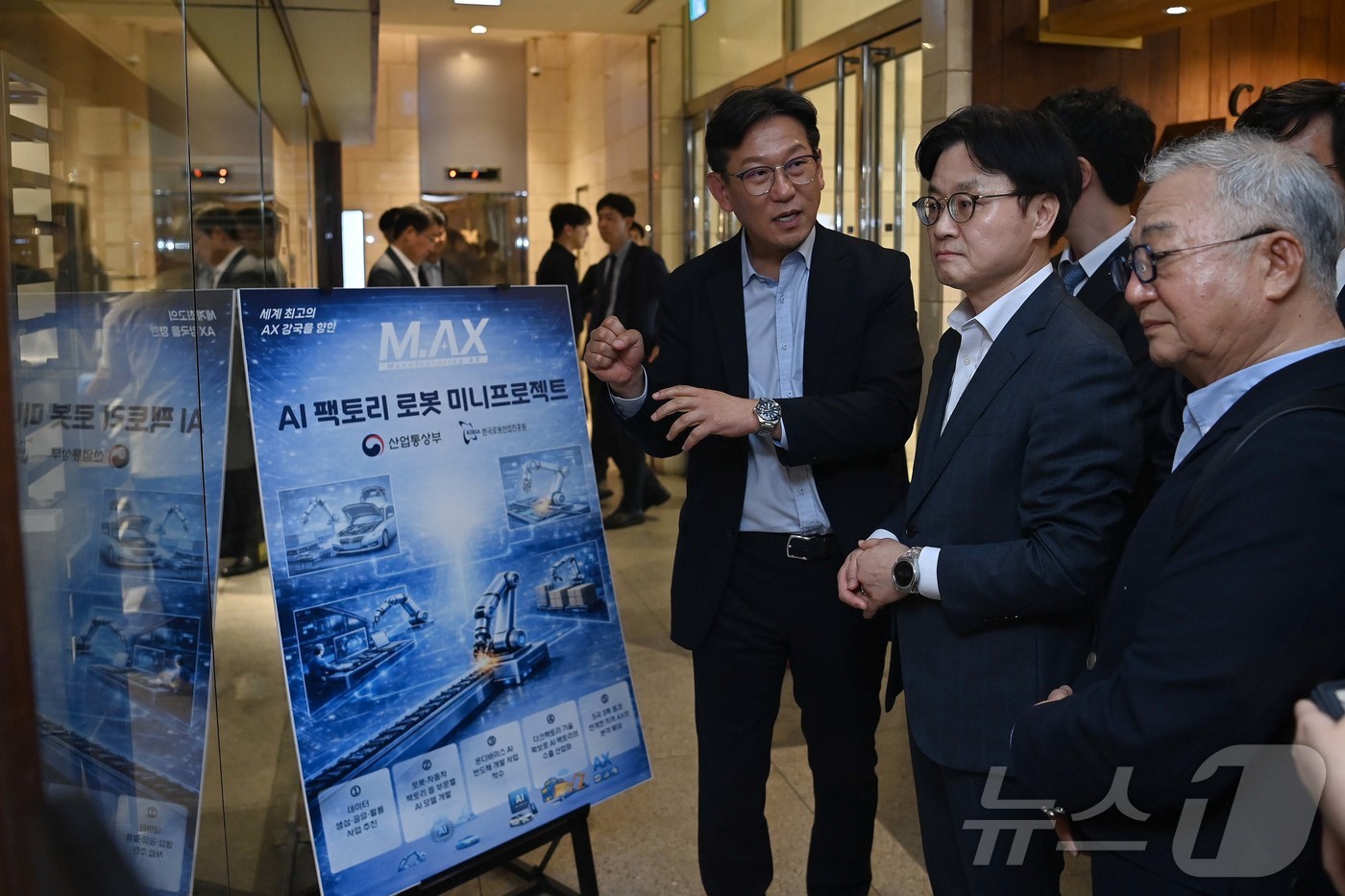 (서울=뉴스1) = 김정관 산업통상부 장관이 27일 오전 대전 서구 성심당 롯데백화전 대전점을 방문해 튀김소보로 생산과정에 AI를 적용하는 AI팩토리 실증 현장을 점검하고 있다. …