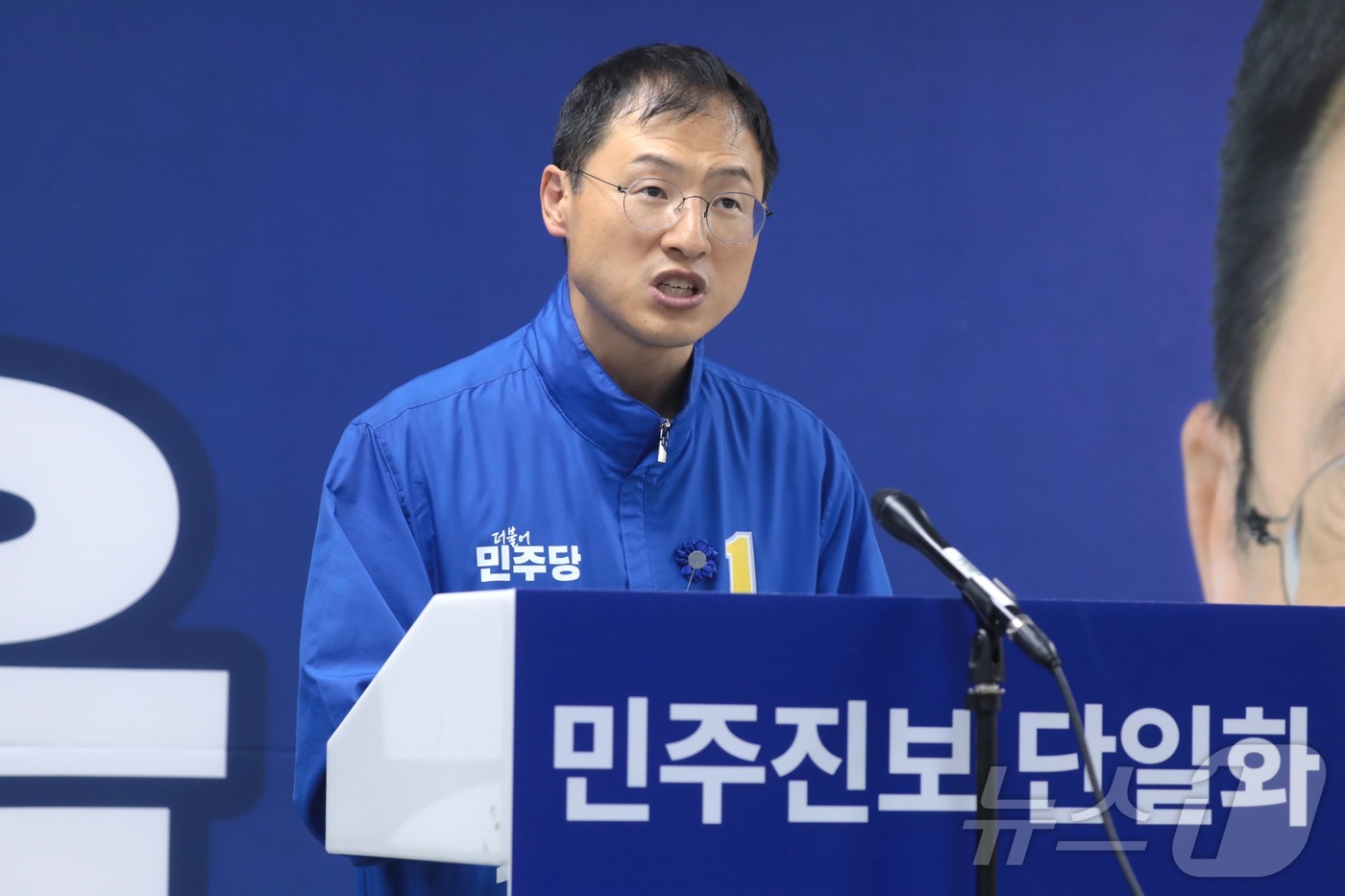 (울산=뉴스1) 김세은 기자 = 김상욱 더불어민주당 울산시장 후보가 27일 울산 남구 소재 자신의 선거사무소에서 기자회견을 열고 단일화 재경선과 관련한 입장을 밝히고 있다.  20 …