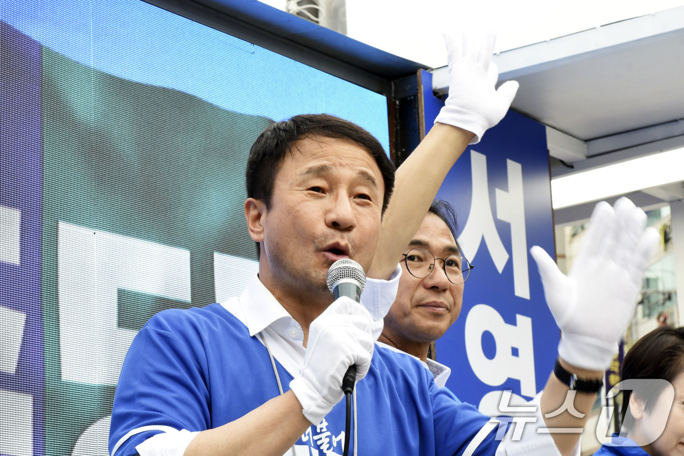 (여수=뉴스1) 김성준 기자 = 한병도 더불어민주당 원내대표가 27일 오후 전남 여수시 흥국체육관 사거리에서 서영학 여수시장 후보 지원 연설을 하고 있다.  2026.5.27/뉴스 …