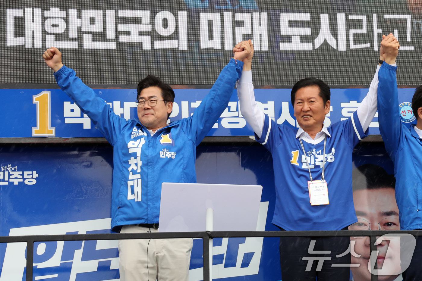 (인천=뉴스1) 황기선 기자 = 더불어민주당 정청래 대표와 박찬대 인천시장 후보가 27일 오후 인천 강화군 강화풍물시장에서 유권자들에 지지를 호소하고 있다.  2026.5.27/뉴 …