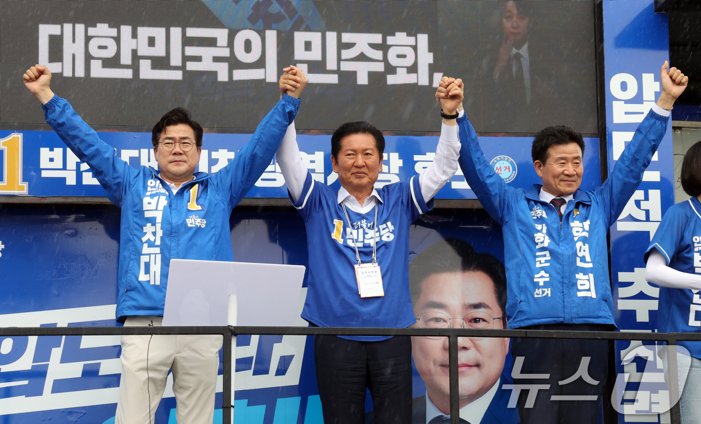 (인천=뉴스1) 황기선 기자 = 더불어민주당 정청래 대표와 박찬대 인천시장 후보가 27일 오후 인천 강화군 강화풍물시장에서 유권자들에 지지를 호소하고 있다.  2026.5.27/뉴 …