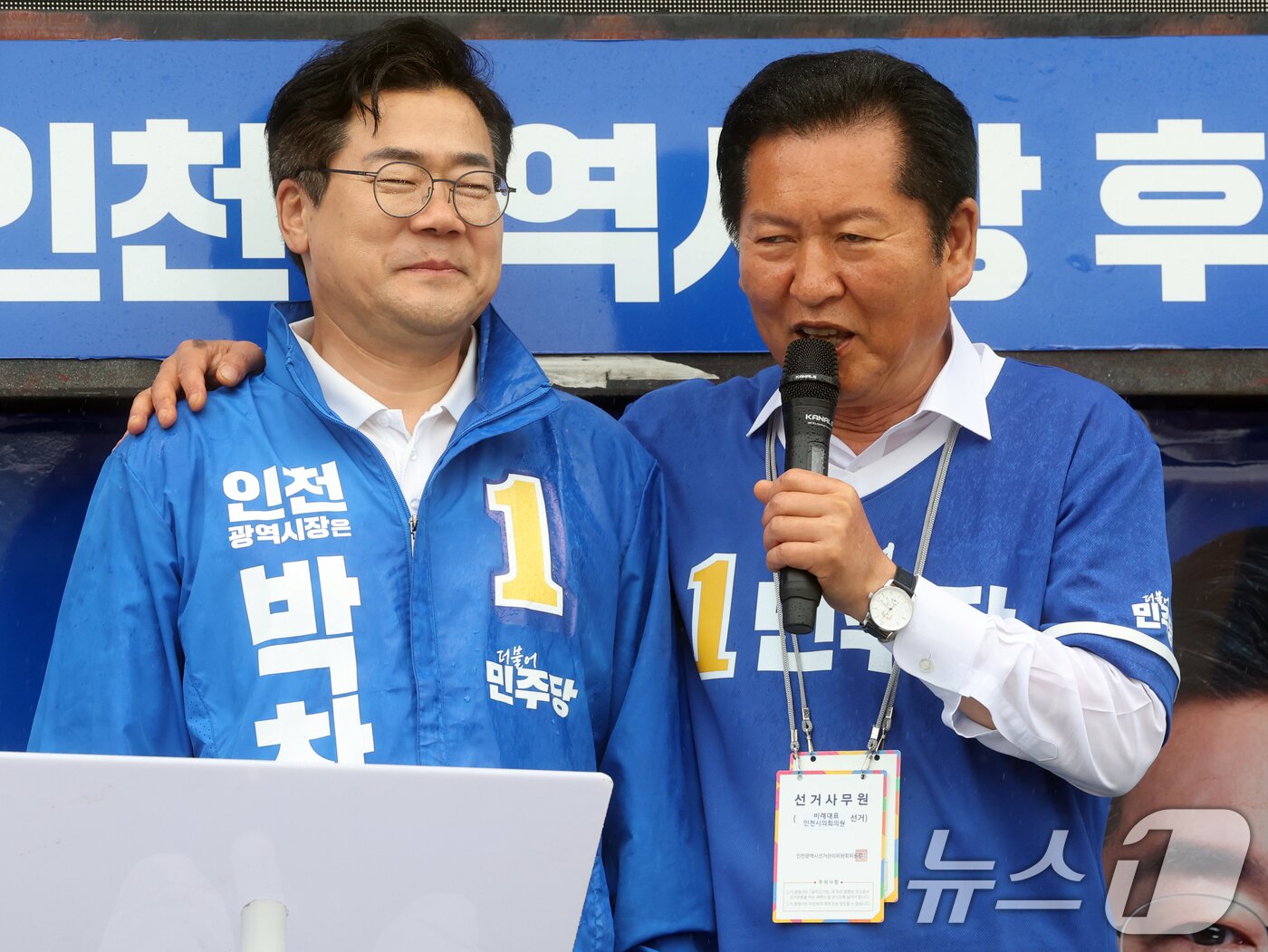 본문 이미지 - 정청래 더불어민주당 대표가 27일 오후 인천 강화군 강화풍물시장에서 유권자들에 지지를 호소하고 있다. 2026.5.27 ⓒ 뉴스1 황기선 기자