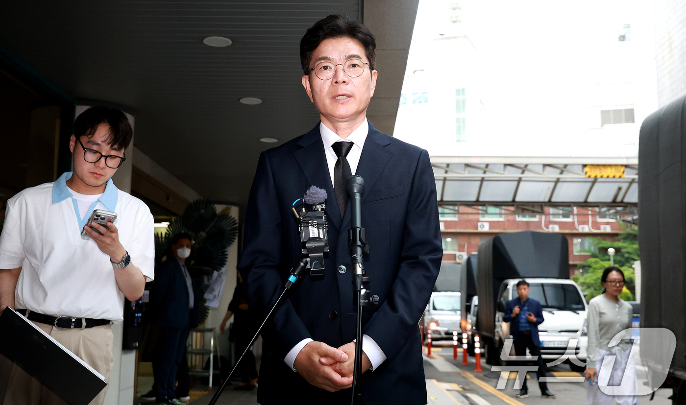 (서울=뉴스1) 이호윤 기자 = 정원오 더불어민주당 서울시장 후보가 27일 서울 중구 국립중앙의료원 장례식장에 마련된 서소문 고가차도 참사 희생자 빈소를 찾아 조문을 마치고 취재진 …