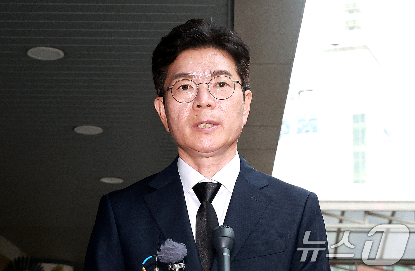 (서울=뉴스1) 이호윤 기자 = 정원오 더불어민주당 서울시장 후보가 27일 서울 중구 국립중앙의료원 장례식장에 마련된 서소문 고가차도 참사 희생자 빈소를 찾아 조문을 마치고 취재진 …