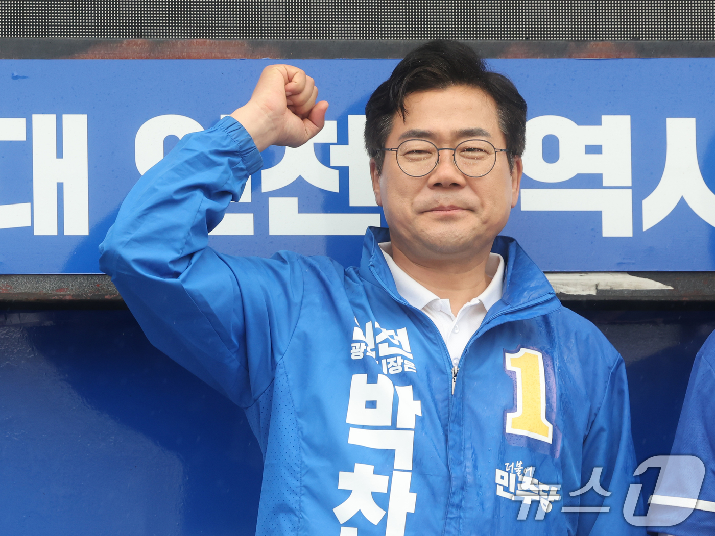 (인천=뉴스1) 황기선 기자 = 박찬대 더불어민주당 인천시장 후보가 27일 오후 인천 강화군 강화풍물시장에서 유권자들에 지지를 호소하고 있다.  2026.5.27/뉴스1