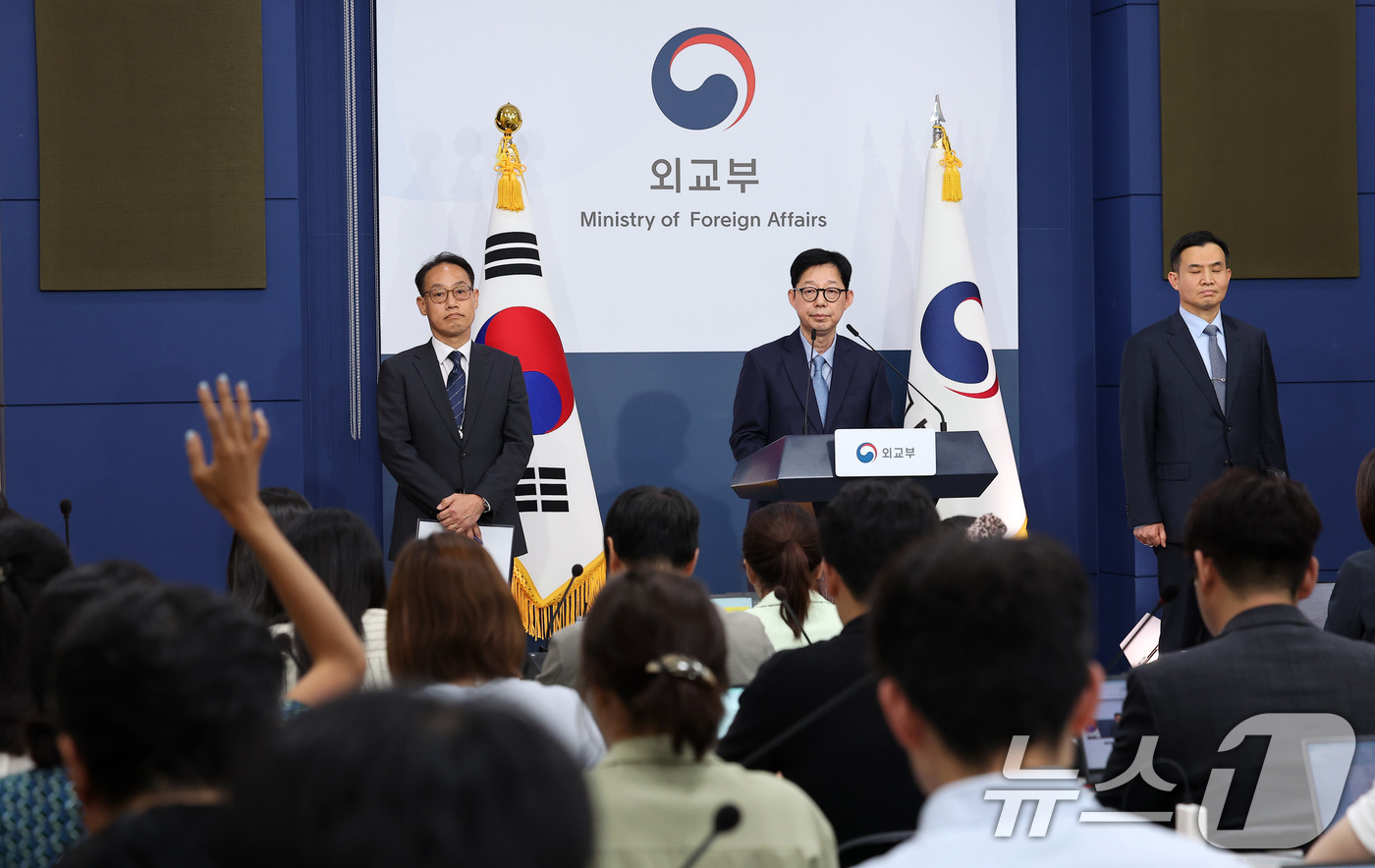 (서울=뉴스1) 김성진 기자 = 박윤주 외교부 1차관이 27일 서울 종로구 외교부 청사에서 나무호 피격 조사 결과 브리핑을 마친 후 취재진의 질문을 받고 있다. 2026.5.27/ …