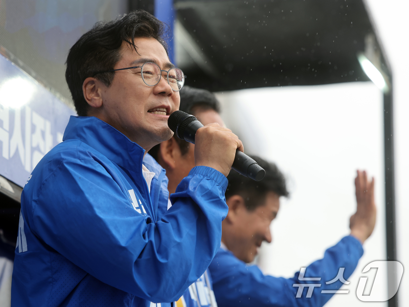 (인천=뉴스1) 황기선 기자 = 박찬대 더불어민주당 인천시장 후보가 27일 오후 인천 강화군 강화풍물시장에서 유권자들에 지지를 호소하고 있다.  2026.5.27/뉴스1