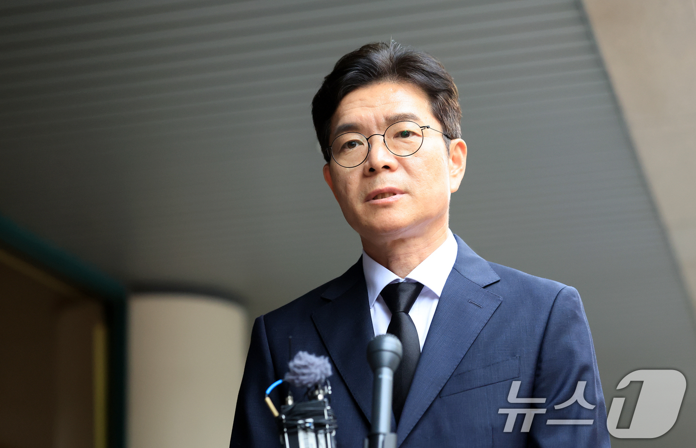 (서울=뉴스1) 이호윤 기자 = 정원오 더불어민주당 서울시장 후보가 27일 서울 중구 국립중앙의료원 장례식장에 마련된 서소문 고가차도 참사 희생자 빈소를 찾아 조문을 마치고 취재진 …