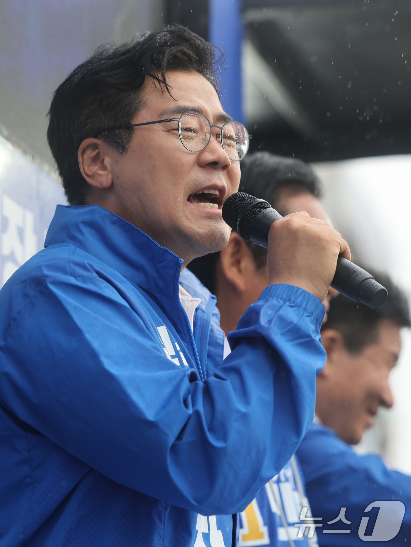 (인천=뉴스1) 황기선 기자 = 박찬대 더불어민주당 인천시장 후보가 27일 오후 인천 강화군 강화풍물시장에서 유권자들에 지지를 호소하고 있다.  2026.5.27/뉴스1
