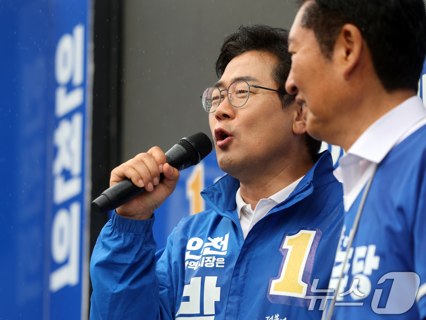(인천=뉴스1) 황기선 기자 = 박찬대 더불어민주당 인천시장 후보가 27일 오후 인천 강화군 강화풍물시장에서 유권자들에 지지를 호소하고 있다.  2026.5.27/뉴스1