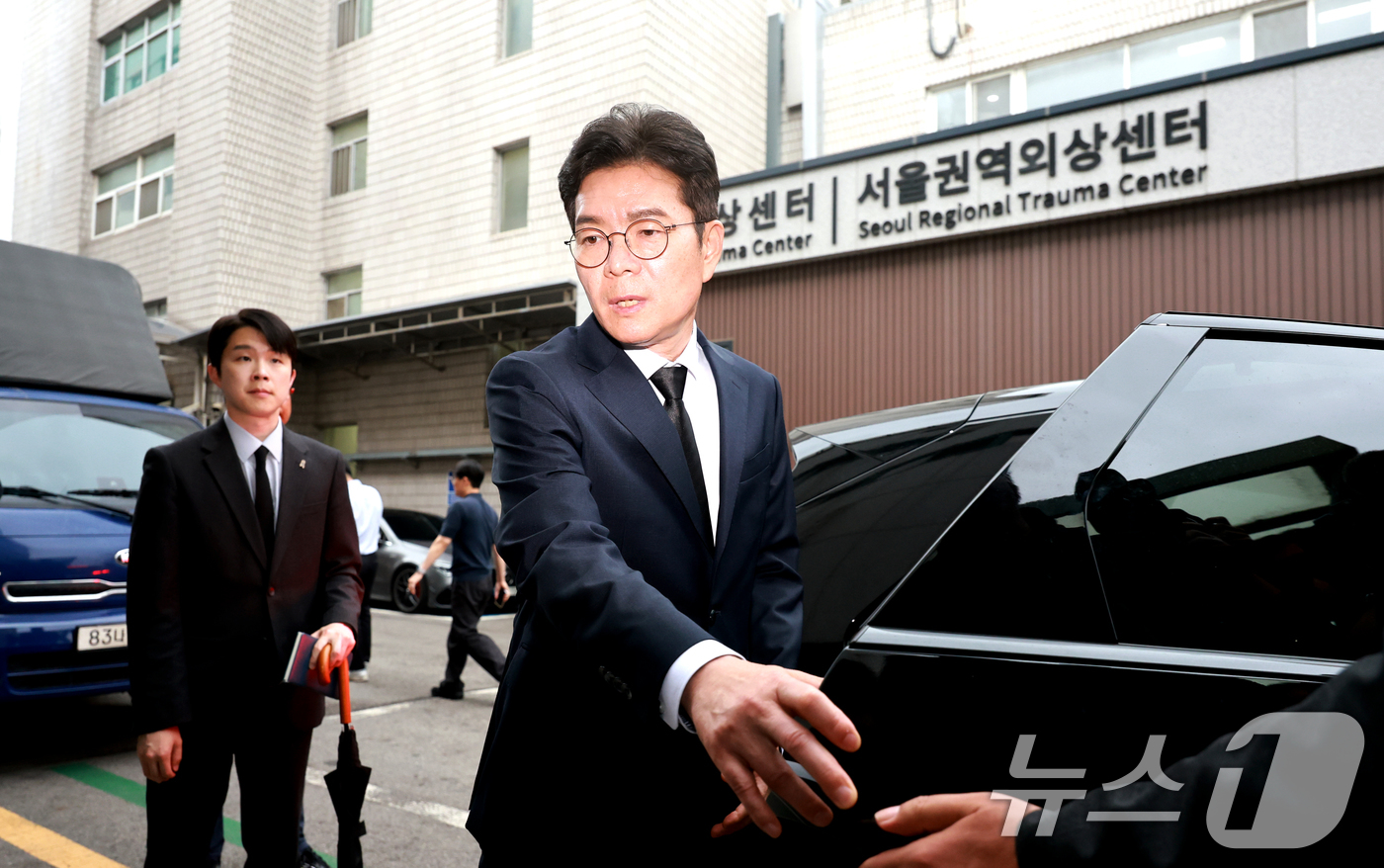 (서울=뉴스1) 이호윤 기자 = 정원오 더불어민주당 서울시장 후보가 27일 서울 중구 국립중앙의료원 장례식장에 마련된 서소문 고가차도 참사 희생자 빈소를 찾아 조문을 마치고 차량에 …