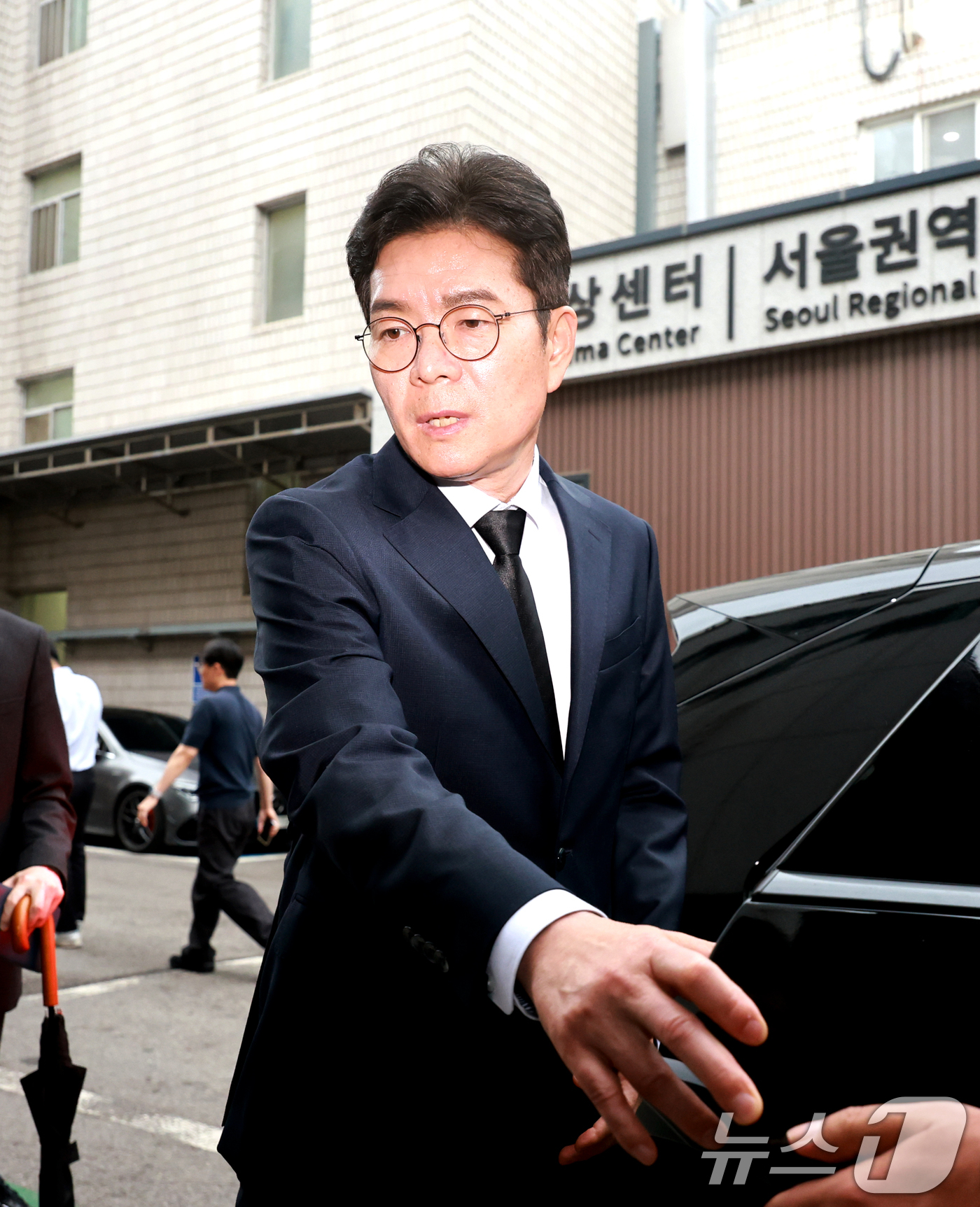 (서울=뉴스1) 이호윤 기자 = 정원오 더불어민주당 서울시장 후보가 27일 서울 중구 국립중앙의료원 장례식장에 마련된 서소문 고가차도 참사 희생자 빈소를 찾아 조문을 마치고 차량에 …