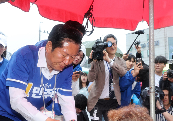 강화풍물시장에서 농산물 구입하는 정청래 대표