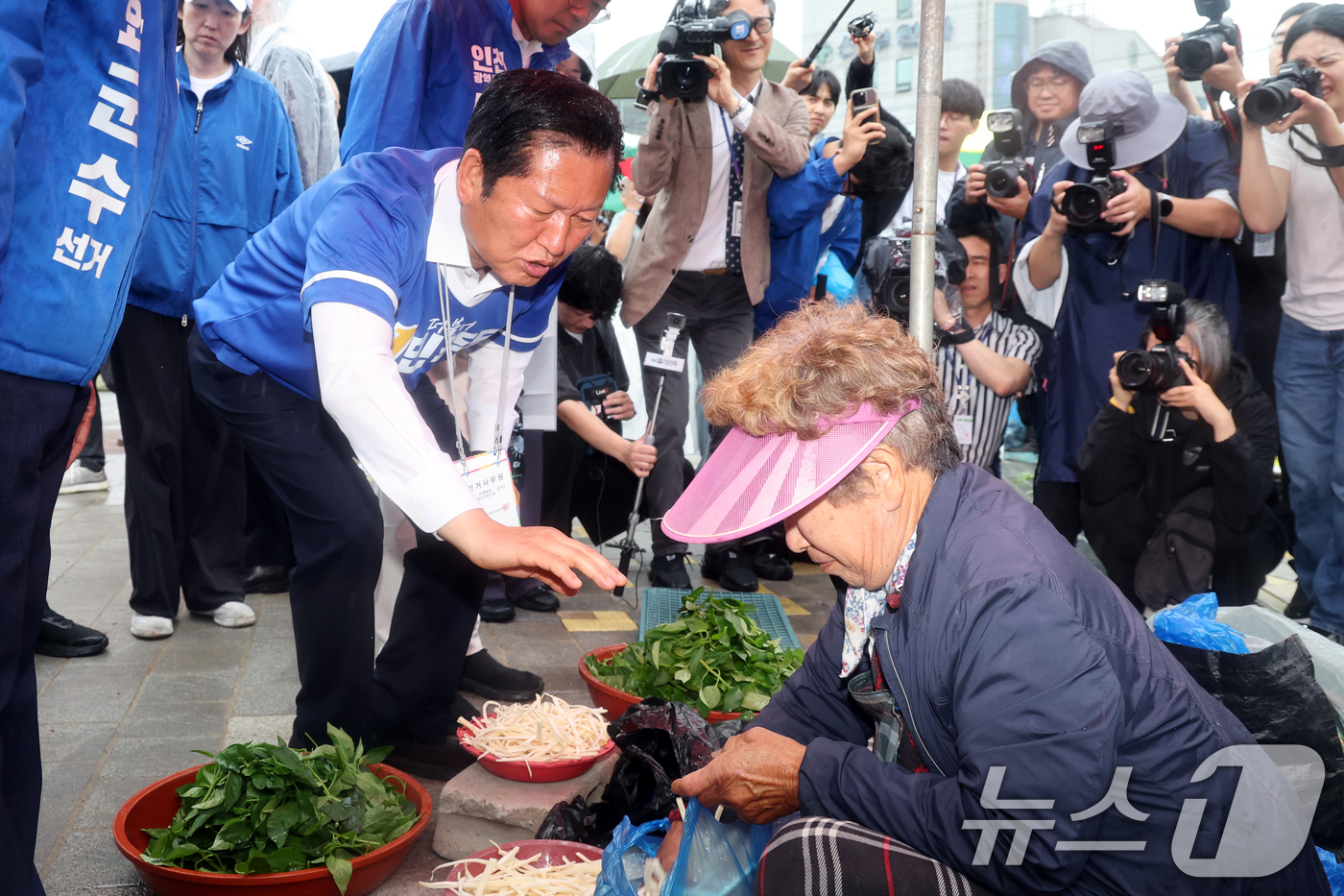 (인천=뉴스1) 황기선 기자 = 정청래 더불어민주당 대표가 27일 오후 인천 강화군 강화풍물시장에서 농산물을 구입하고 있다.  2026.5.27/뉴스1
