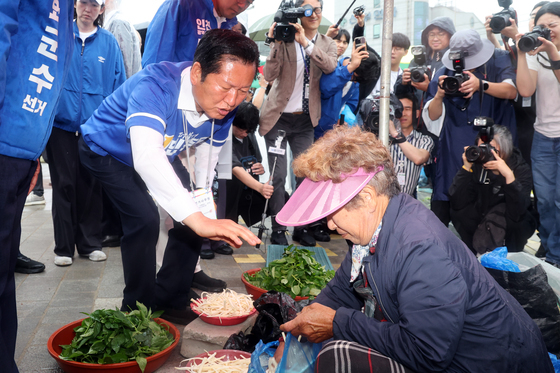 강화풍물시장에서 농산물 구입하는 정청래 대표