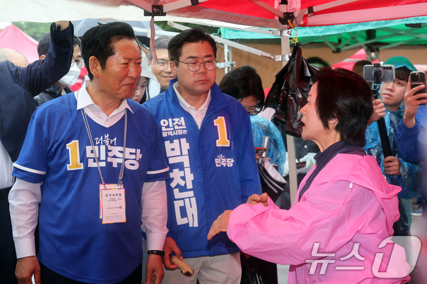 (인천=뉴스1) 황기선 기자 = 정청래 더불어민주당 대표가 27일 오후 인천 강화군 강화풍물시장에서 상인들과 인사를 나누고 있다.  2026.5.27/뉴스1