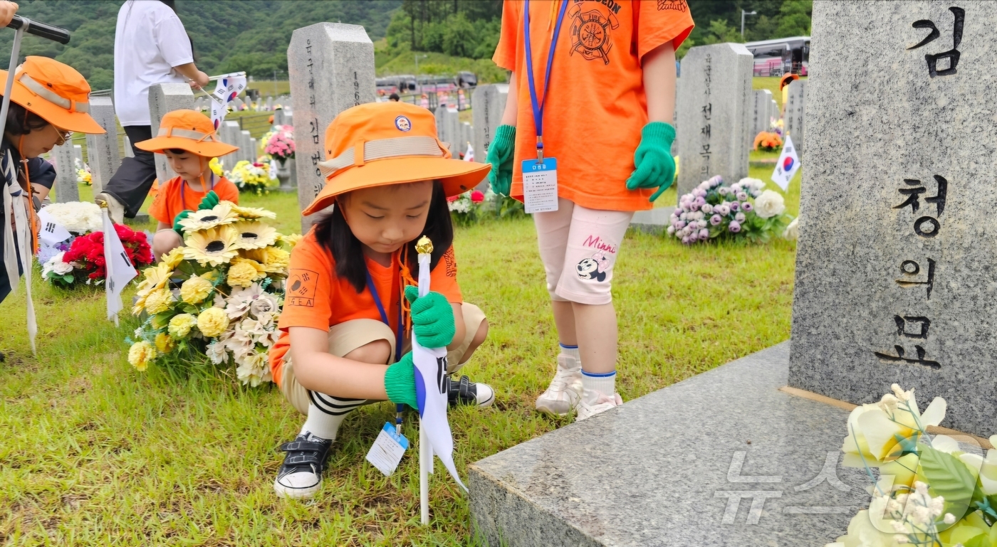 (대전=뉴스1) 김종서 기자 = 대전소방본부가 27일 오전 국립대전현충원에서 한국119청소년단 현충일 태극기 꽂기 행사를 실시했다. 이날 행사는 △소방공무원 묘역 참배 △묘역 환경 …