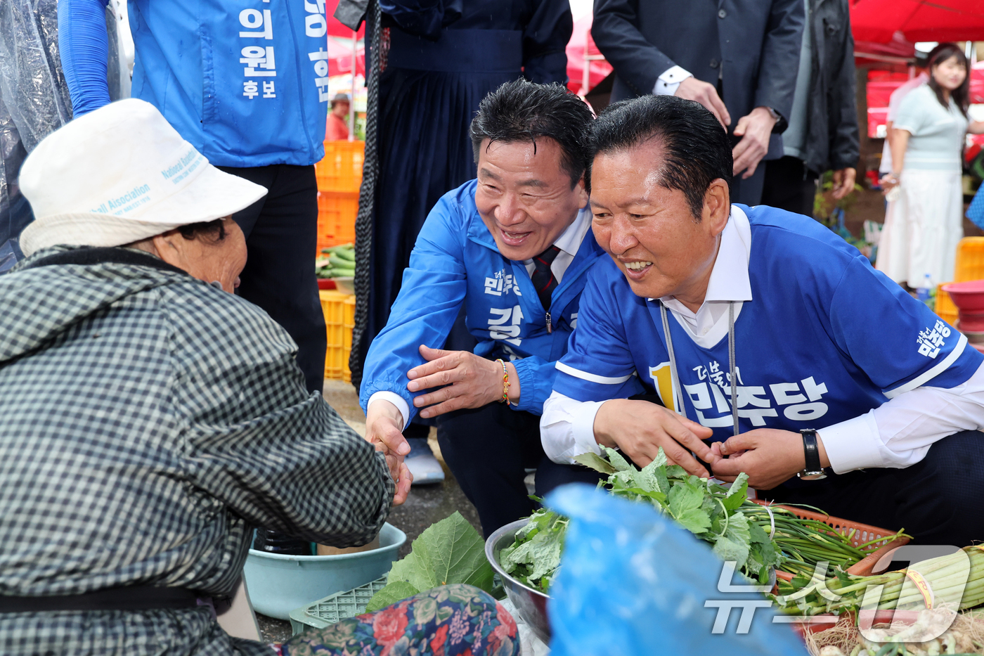 (인천=뉴스1) 황기선 기자 = 정청래 더불어민주당 대표가 27일 오후 인천 강화군 강화풍물시장에서 상인들과 인사를 나누고 있다.  2026.5.27/뉴스1