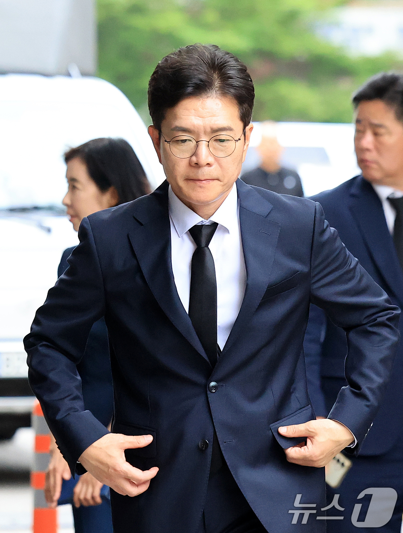 (서울=뉴스1) 이호윤 기자 = 정원오 더불어민주당 서울시장 후보가 27일 서울 중구 국립중앙의료원 장례식장에 마련된 서소문 고가차도 참사 희생자를 조문하기 위해 빈소를 찾고 있다 …