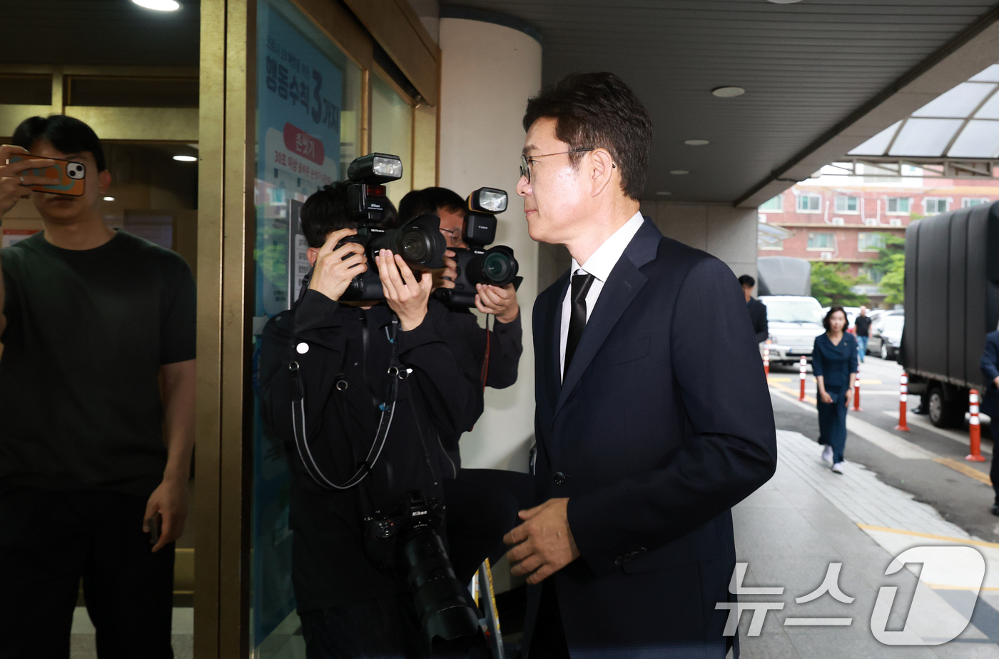(서울=뉴스1) 이호윤 기자 = 정원오 더불어민주당 서울시장 후보가 27일 서울 중구 국립중앙의료원 장례식장에 마련된 서소문 고가차도 참사 희생자를 조문하기 위해 빈소를 찾고 있다 …