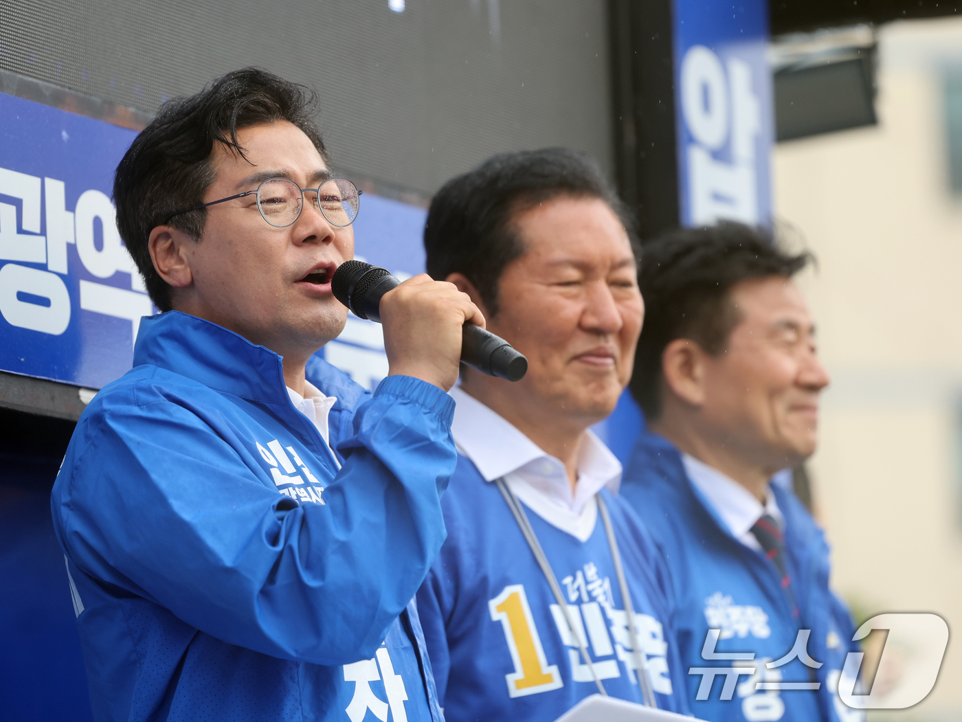 (인천=뉴스1) 황기선 기자 = 박찬대 더불어민주당 인천시장 후보가 27일 오후 인천 강화군 강화풍물시장에서 유권자들에 지지를 호소하고 있다. 2026.5.27/뉴스1
