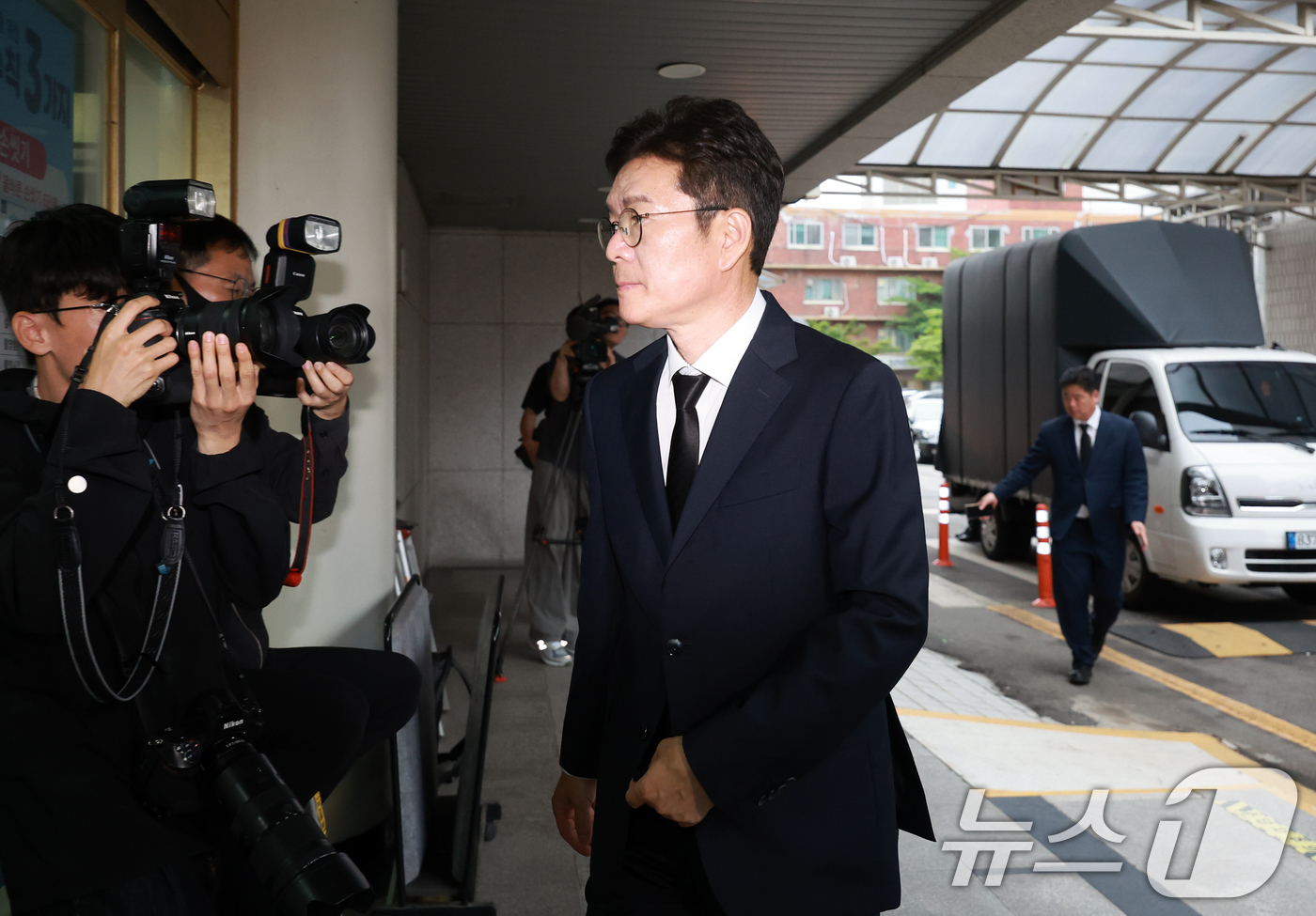 (서울=뉴스1) 이호윤 기자 = 정원오 더불어민주당 서울시장 후보가 27일 서울 중구 국립중앙의료원 장례식장에 마련된 서소문 고가차도 참사 희생자를 조문하기 위해 빈소를 찾고 있다 …