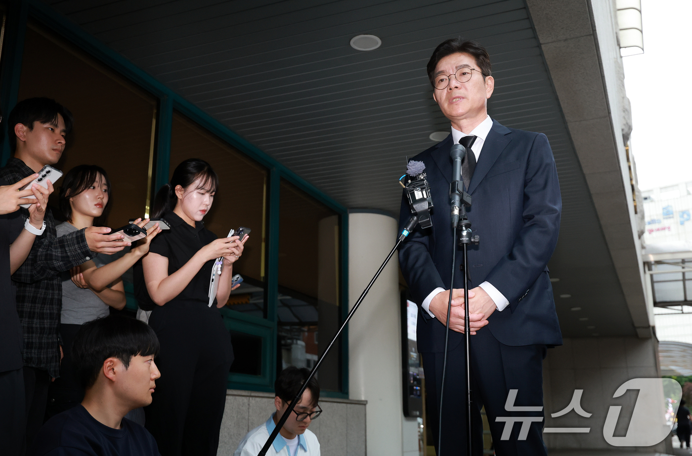 (서울=뉴스1) 이호윤 기자 = 정원오 더불어민주당 서울시장 후보가 27일 서울 중구 국립중앙의료원 장례식장에 마련된 서소문 고가차도 참사 희생자 빈소를 찾아 조문을 마치고 취재진 …